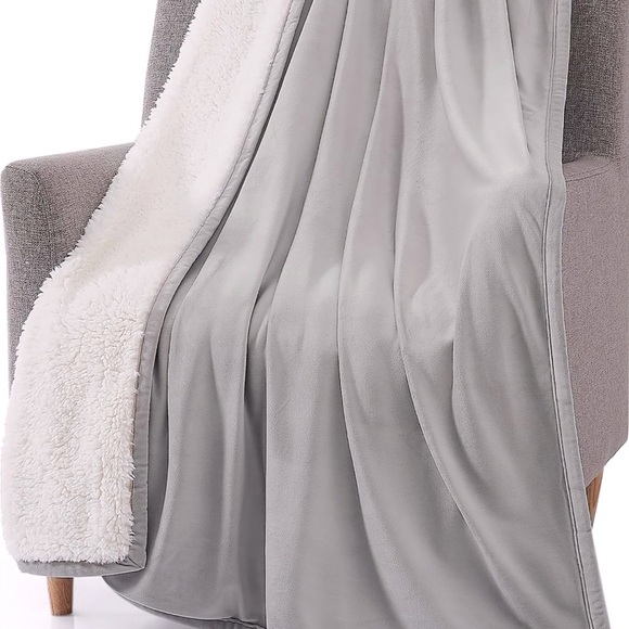 NWT UGG BLISS SHERPA THROW, 50 x 70,SEAL SILVER Colored